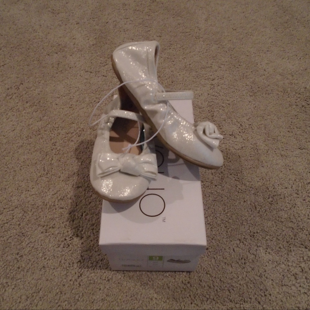 BNWTIB Metallic white/silver ballet flats HOLIDAY!